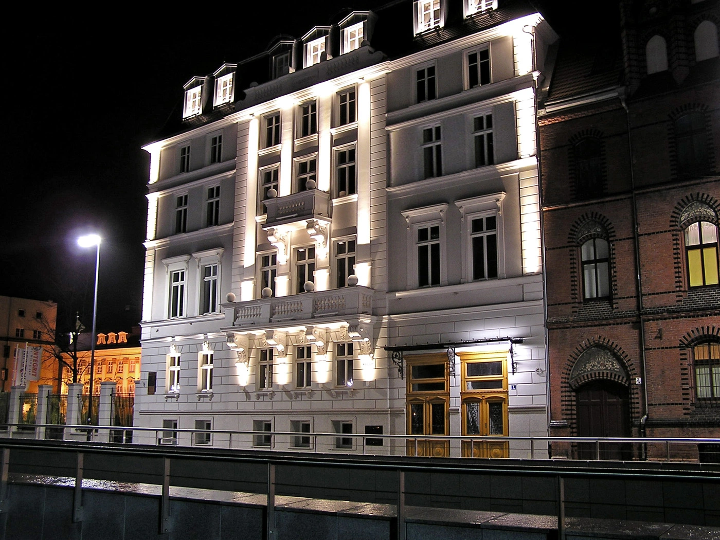 Podświetlona nocą zabytkowa kamienica Max Born Forum przy placu Wolności 4 we Wrocławiu